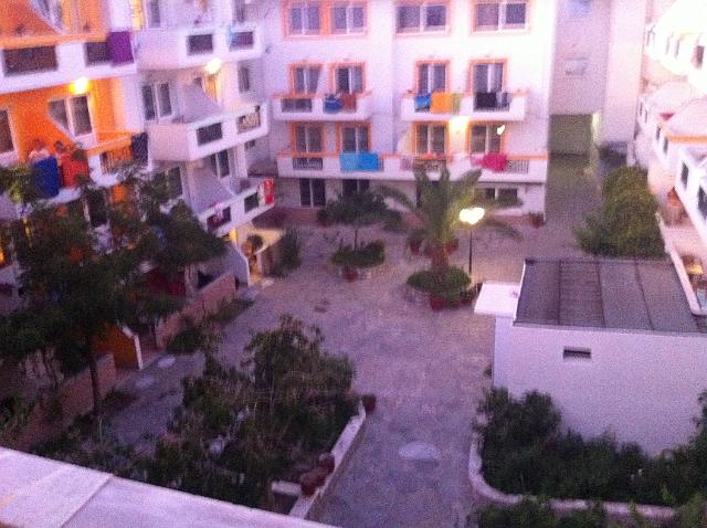 IMG_0240 met uitzicht op zwembad.JPG